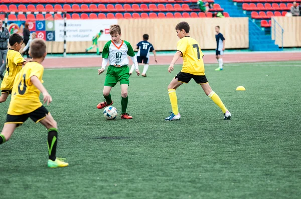 Orenburg, Oroszország - 2016. június 1.: A fiúk focizni — Stock Fotó