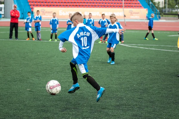 Orenburg, Rosja - 1 czerwca 2016 r.: chłopcy grać w piłkę nożną — Zdjęcie stockowe