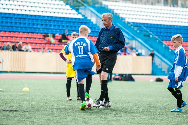 Orenburg, Rusia - 1 Juni 2016: Anak-anak bermain sepak bola — Stok Foto