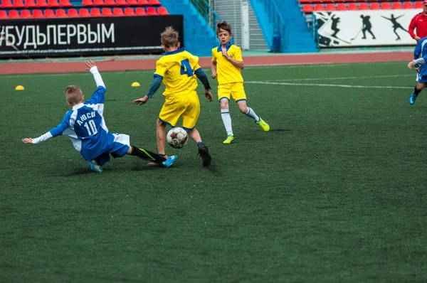 Orenburg, Rusko - 1 červen 2016: chlapci hrají fotbal — Stock fotografie