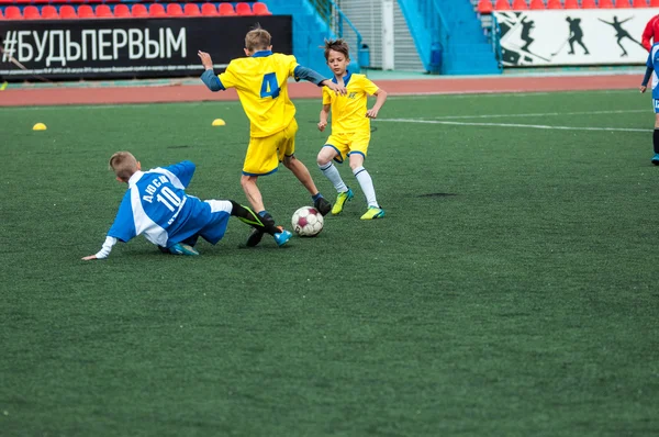 Orenburg, Russia - 1 giugno 2016: I ragazzi giocano a calcio — Foto Stock