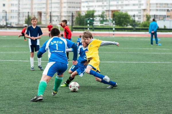 Orenburg, Rusko - 1 červen 2016: chlapci hrají fotbal — Stock fotografie