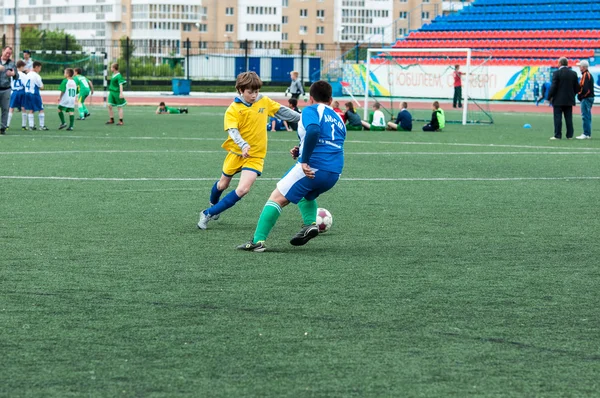 Orenburg, Rússia - 1 de junho de 2016: Os meninos jogam futebol — Fotografia de Stock