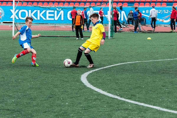 Orenburg, Rosja - 1 czerwca 2016 r.: chłopcy grać w piłkę nożną — Zdjęcie stockowe