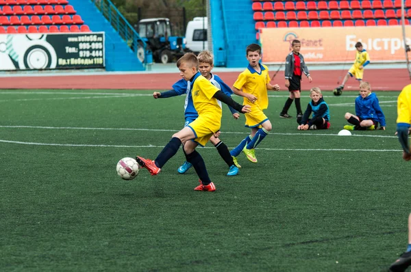 Orenburg, Rusia - 1 de junio de 2016: Los chicos juegan al fútbol — Foto de Stock