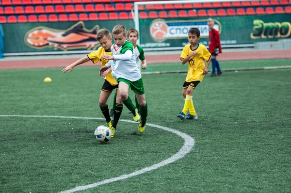 Orenburg, Rusia - 1 de junio de 2016: Los chicos juegan al fútbol —  Fotos de Stock