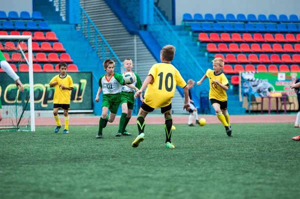Orenburg, Rússia - 1 de junho de 2016: Os meninos jogam futebol — Fotografia de Stock