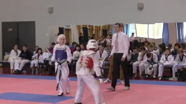 Orenburg, russland - 27. März 2016: die Jungen messen sich im Taekwondo — Stockvideo