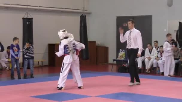 Orenburg, Rusland - 27 maart 2016: de jongens concurreren in taekwondo — Stockvideo