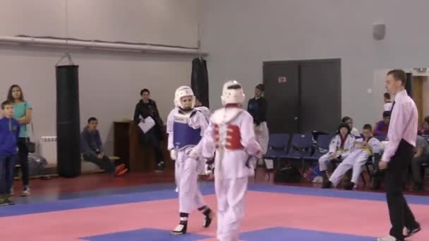 Orenburg, Federacja Rosyjska - 27 marca 2016: chłopcy konkurować w taekwondo — Wideo stockowe