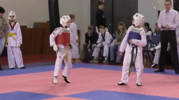 Orenburg, Ryssland - 27 mars 2016: pojkarna tävla i taekwondo — Stockvideo