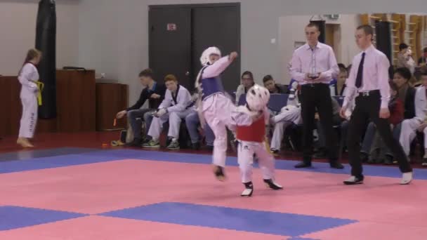 Orenburg, Rusia - 27 de marzo de 2016: Los chicos compiten en taekwondo — Vídeo de stock