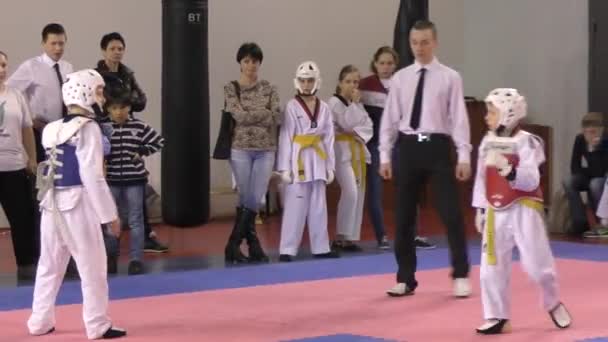 Orenburg, russland - 27. März 2016: die Jungen messen sich im Taekwondo — Stockvideo