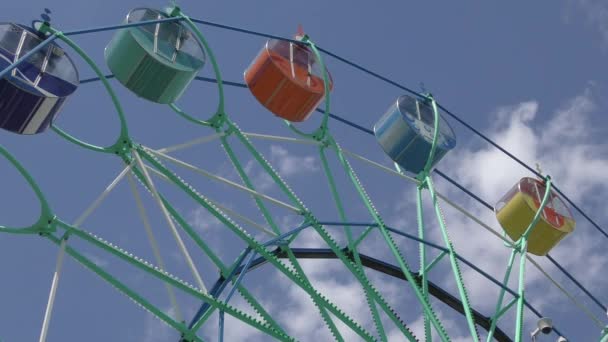 Ruota panoramica nel parco estivo — Video Stock