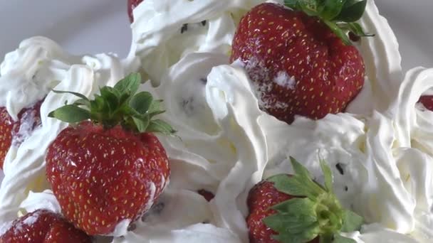 Strawberries with cream — Stock Video