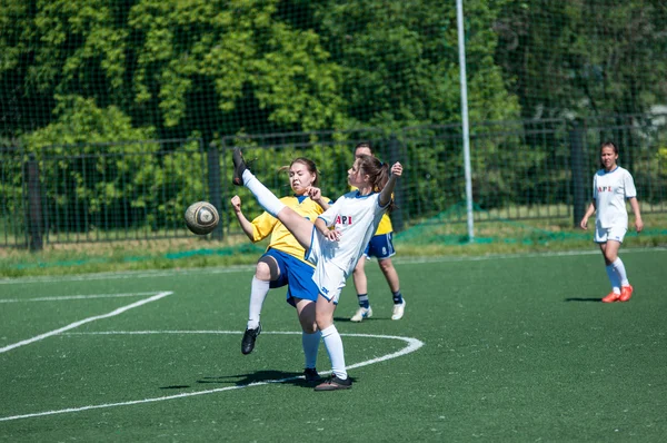 オレンブルク, ロシア連邦 - 2016 年 6 月 12 日: 女の子ミニ サッカー — ストック写真