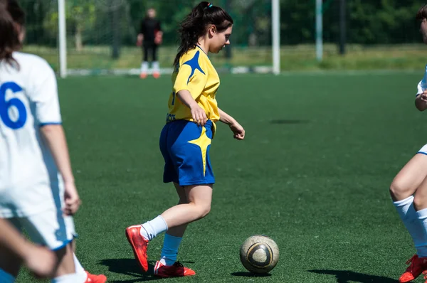 Όρενμπουργκ, Ρωσία - 12 Ιουνίου 2016: κορίτσια Παίξτε μίνι ποδόσφαιρο — Φωτογραφία Αρχείου
