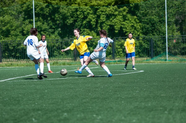 Orenburg, Rússia - 12 de junho de 2016: Meninas jogam mini futebol — Fotografia de Stock