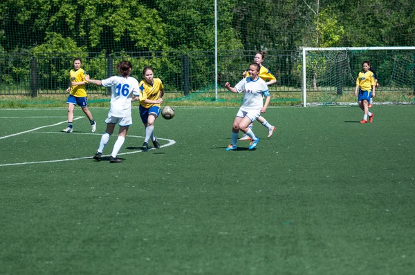 Orenburg, Russia - 12 giugno 2016: Le ragazze giocano a mini calcio — Foto Stock