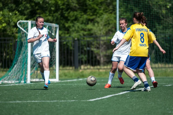 Orenburg, Rusland - 12 juni 2016: mini meisjes voetballen — Stockfoto