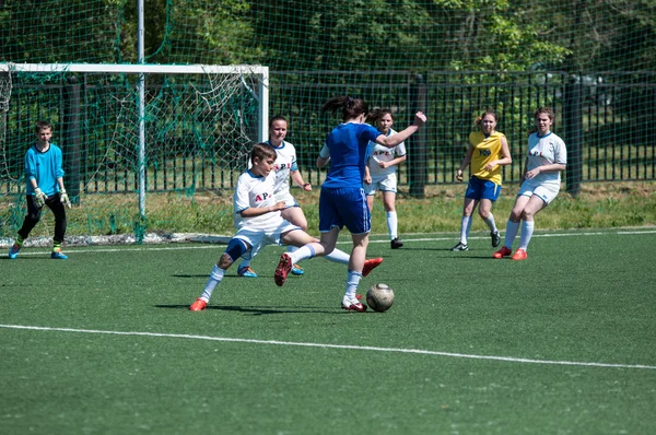 Orenburg, Rusia - 12 de junio de 2016: Las niñas juegan mini fútbol — Foto de Stock