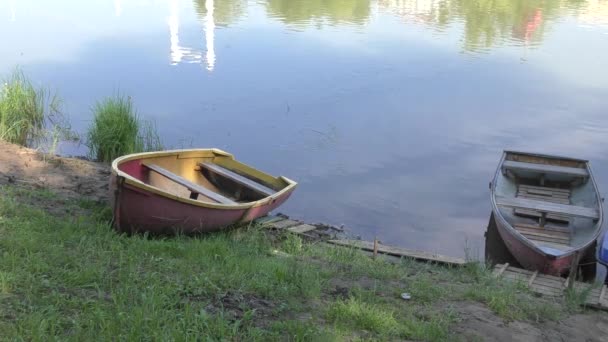 Barco en la orilla del río — Vídeos de Stock