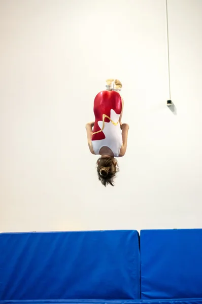 Orenburg, Russia - 19 aprile 2016: Le ragazze gareggiano nel saltare sul trampolino — Foto Stock