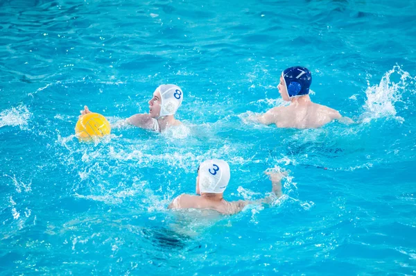 Orenburg, Rusland - 6 mei 2015: de jongens spelen in Waterpolo — Stockfoto