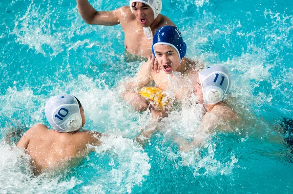 Orenburg, Rusland - 6 mei 2015: de jongens spelen in Waterpolo — Stockfoto