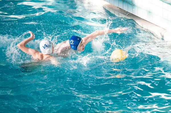 Orenburg, Russia - 6 May 2015: The boys play in water polo — Stock Photo, Image