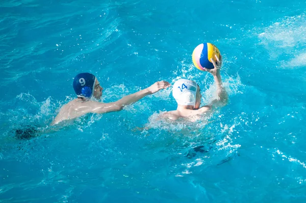 Orenburg, Rusia - 6 de mayo de 2015: Los chicos juegan en waterpolo —  Fotos de Stock