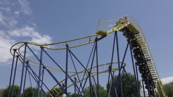 Montaña rusa en parque de atracciones — Vídeo de stock