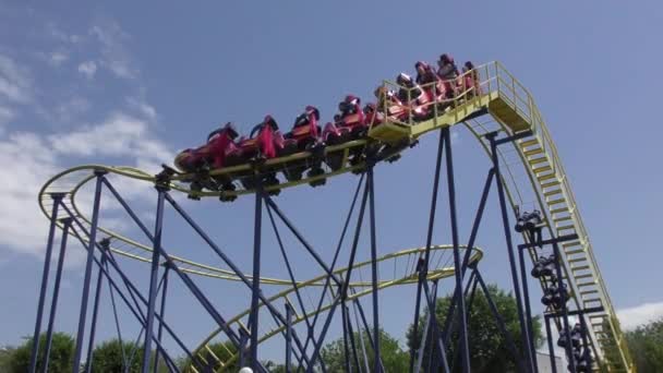 Roller coaster w parku rozrywki — Wideo stockowe