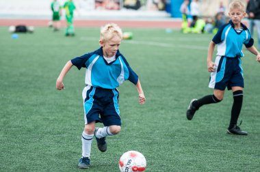 Orenburg, Rusya Federasyonu - 1 Haziran 2016: çocuklar futbol oynamak