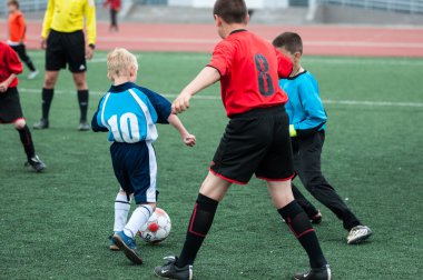 Orenburg, Rusya Federasyonu - 1 Haziran 2016: çocuklar futbol oynamak