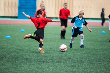 Orenburg, Rusya Federasyonu - 1 Haziran 2016: çocuklar futbol oynamak