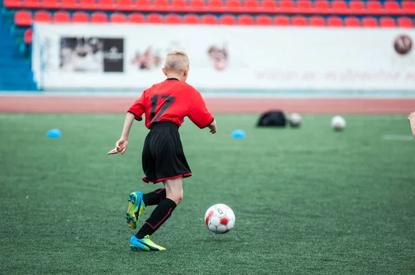 Orenburg, Rusia - 1 Juni 2016: Anak-anak bermain sepak bola — Stok Foto