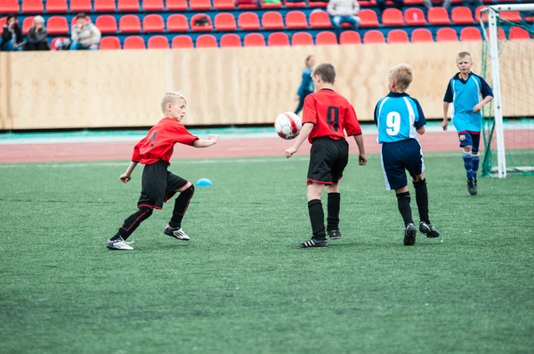 Orenburg, Ryssland - 1 juni 2016: pojkarna spela fotboll — Stockfoto