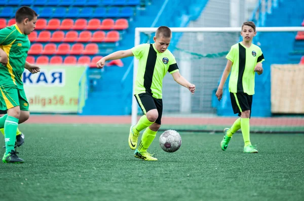 Orenburg, Russia - 1 June 2016: The boys play football — Stock Photo, Image