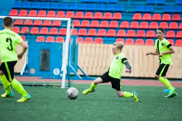 Orenburg, Russia - 1 giugno 2016: I ragazzi giocano a calcio — Foto Stock