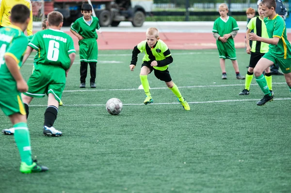 Orenburg, Rússia - 1 de junho de 2016: Os meninos jogam futebol — Fotografia de Stock