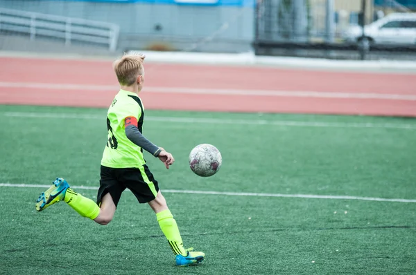 Orenburg, Rusia - 1 de junio de 2016: Los chicos juegan al fútbol — Foto de Stock