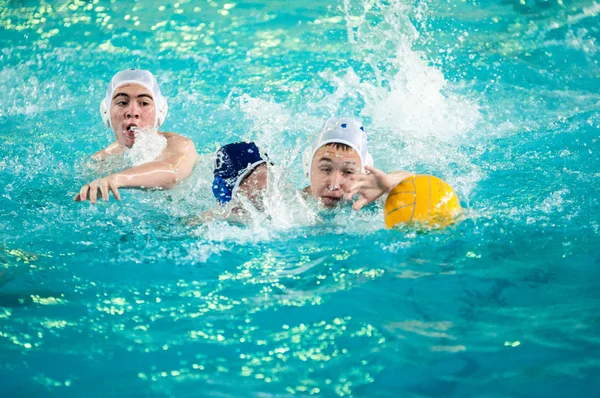 オレンブルク, ロシア連邦 - 2015 年 5 月 6 日: 水球競技の少年を再生 — ストック写真