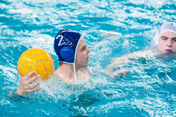 Orenburg, russland - 6. Mai 2015: Die Jungen spielen im Wasserball — Stockfoto