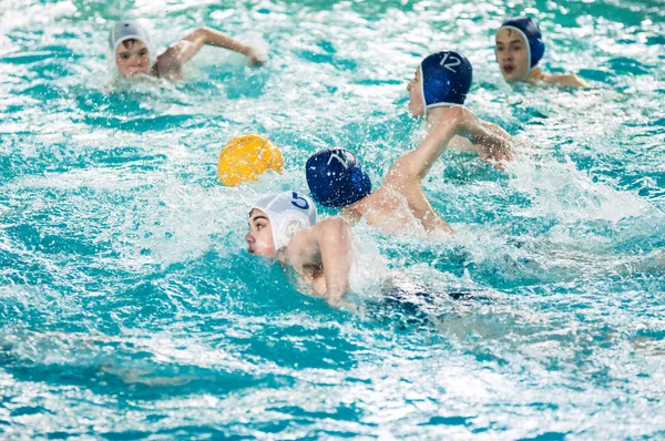 Orenburg, russland - 6. Mai 2015: Die Jungen spielen im Wasserball — Stockfoto