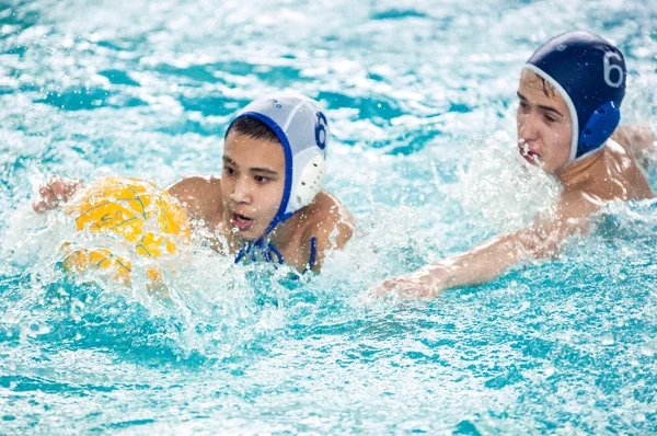 Orenburg, Rusland - 6 mei 2015: de jongens spelen in Waterpolo — Stockfoto