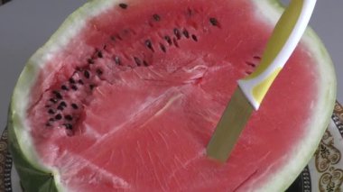 Karpuz tatlı olarak sunulmaktadır