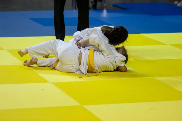 Orenburg, Rusia - 16 de abril de 2016: Las niñas compiten en Judo —  Fotos de Stock