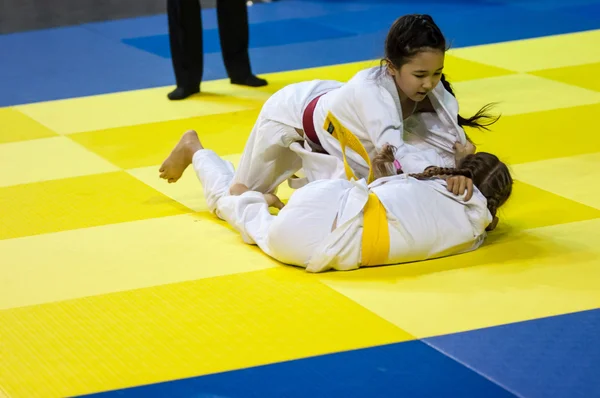 Orenburg, Rusland - 16 April 2016: meisjes concurreren in Judo — Stockfoto