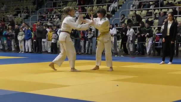 Orenburg, Rusia - 5 de febrero de 2016: Las niñas compiten en judo — Vídeo de stock